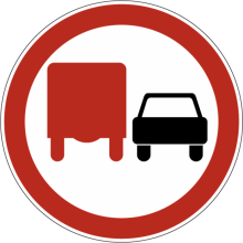  Дорожный знак 3.22 - Обгон грузовым автомобилям запрещен